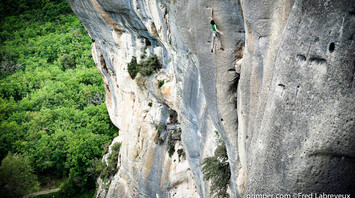 buoux-escalade-manu-dans-meurtre-dans-un-jardin-anglais-7b buoux-escalade-manu-dans-meurtre-dans-un-jardin-anglais-7b